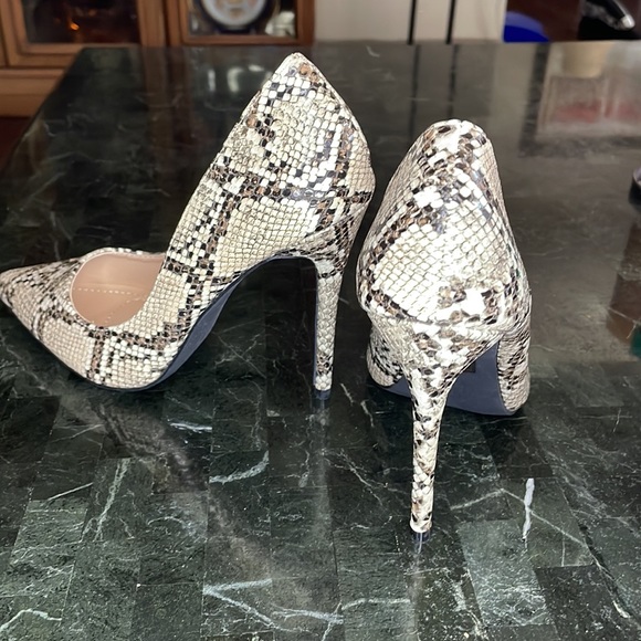 Barely worn stiletto heels. Animal print, size 8. - Picture 3 of 5